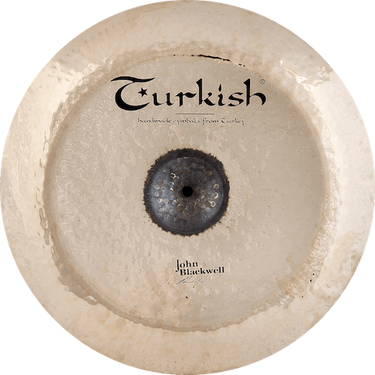 John Blackwell China – Dünnes Effektbecken mit brillantem Finish und Raw Bell. Schnell, explosiv und trashig im Sound.
