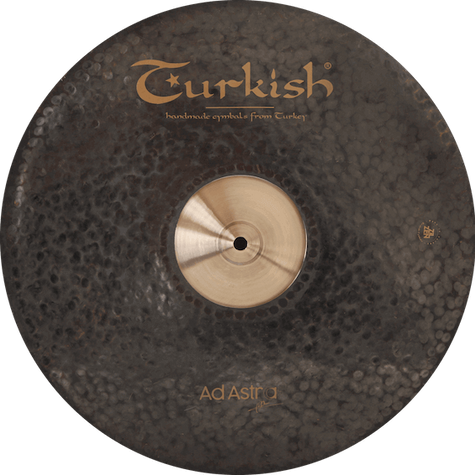 Crash πιατίνι 18″ Ad Astra της Turkish Cymbals – ζεστό, με γρήγορη απόκριση, καθαρό sustain και αρμονική άρθρωση.