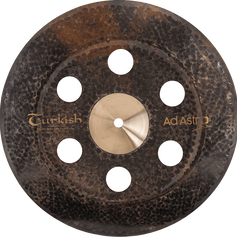 Ad Astra Stack da Turkish Cymbals – combinação de Holey China de 16″ e Holey Crash de 14″ para sons escuros e pontuados.
